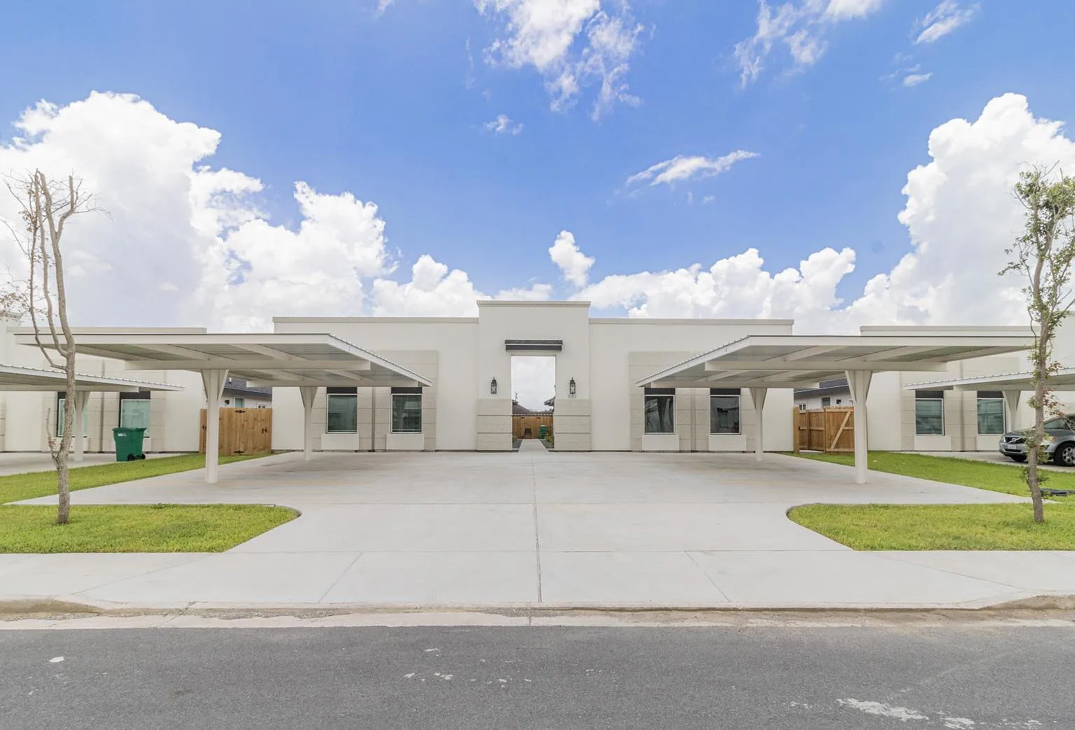3 bed, 2.0 bath, 1064 sqft, $1,200 — Photo 2