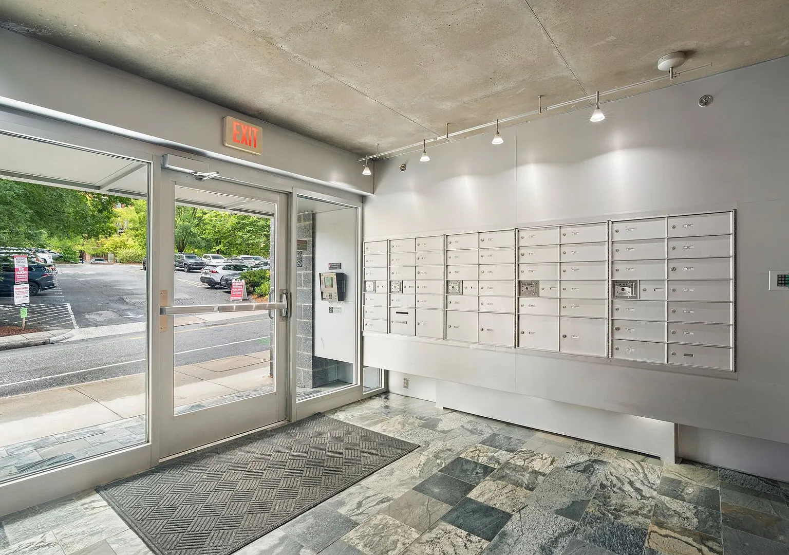 Attractive Modern Condo - Excellent Downtown Location — Photo 3