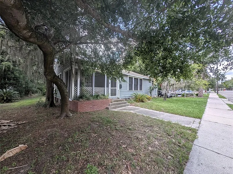 234 SW 3rd St — Photo 2