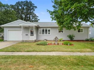 821 E Butler St, Manchester, IA 52057