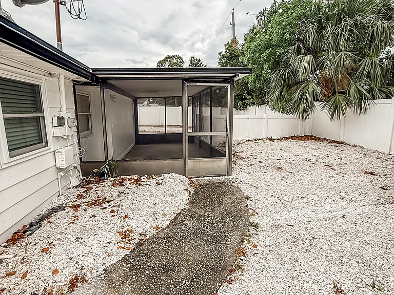 Cresthill Dr — Photo 7