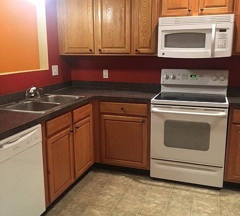 5th image of 107 Lowell Ct