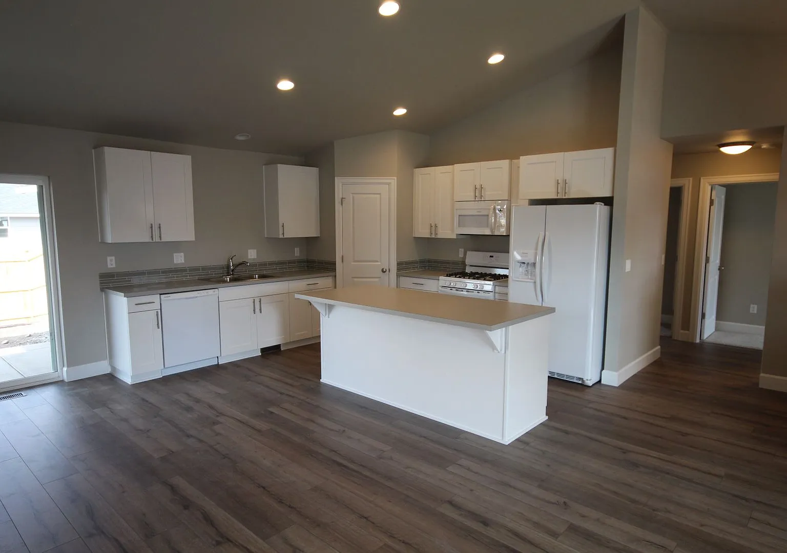 Redmond, 3 Bdrm, 2 Bath House, All Appliances, Gas Fireplace, Double Garage — Photo 2