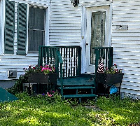 Entry to one apartment