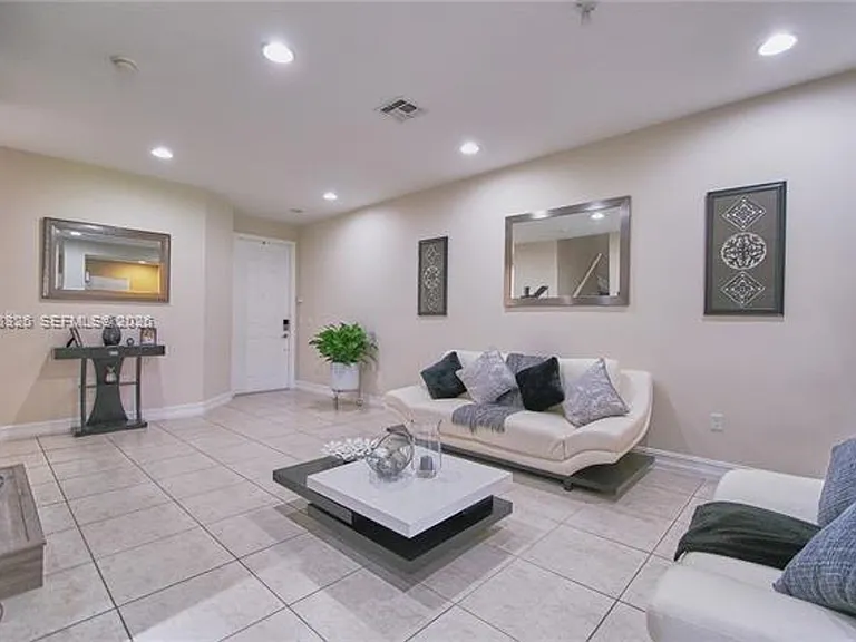 129 Riverwalk Cir E #Townhouse 129 — Photo 4