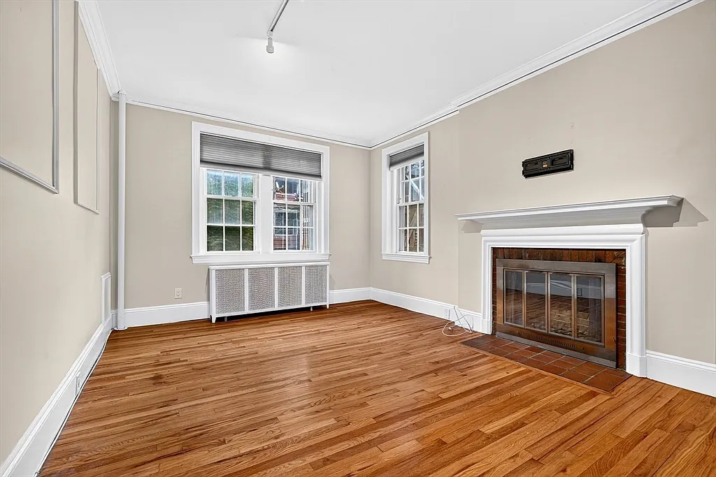 3 bed, 1.0 bath, 1050 sqft, $4,500 — Photo 3