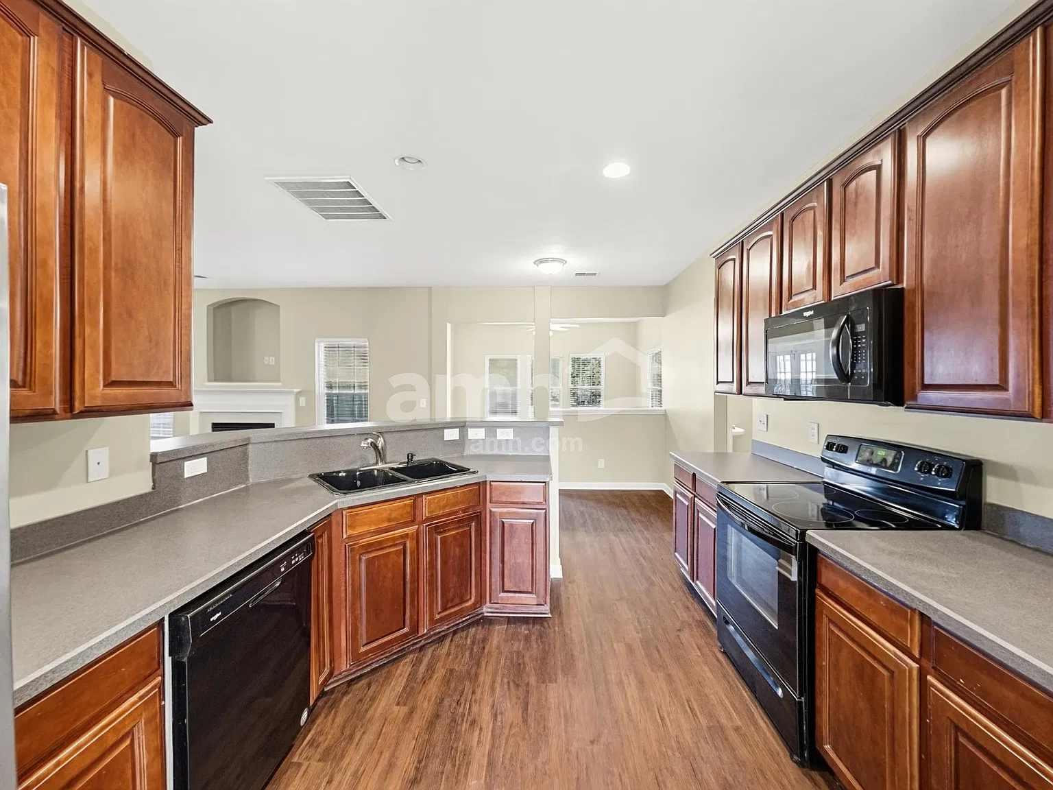 5 bed, 2.5 bath, 2819 sqft, $2,845 — Photo 3