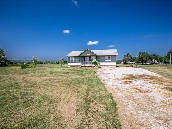 707 W 15th St, Pleasanton, KS 66075