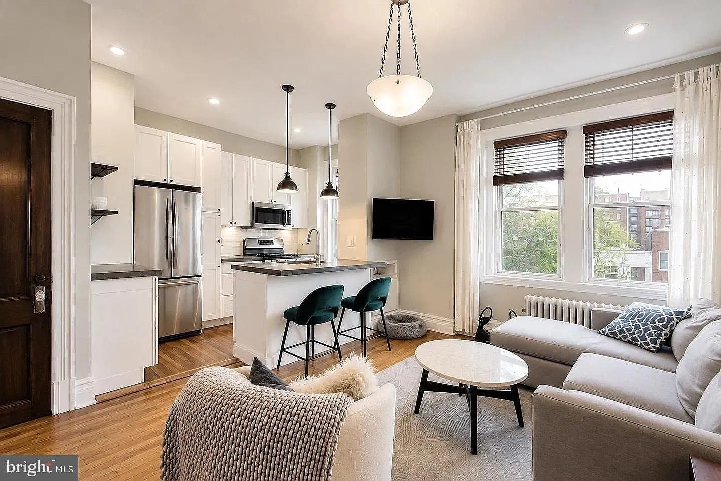 1 bed, 1.0 bath, 700 sqft, $2,350 — Photo 1