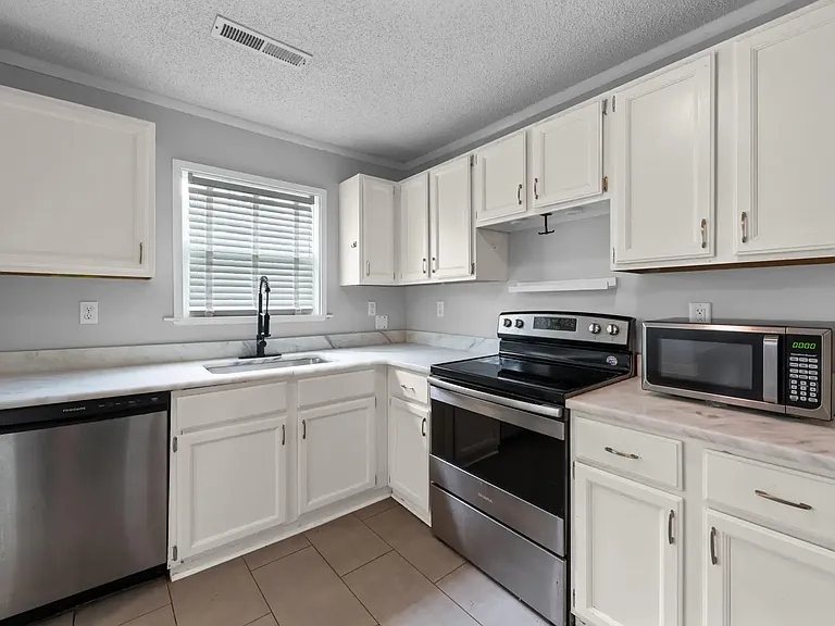 1508 Swope Dr — Photo 5