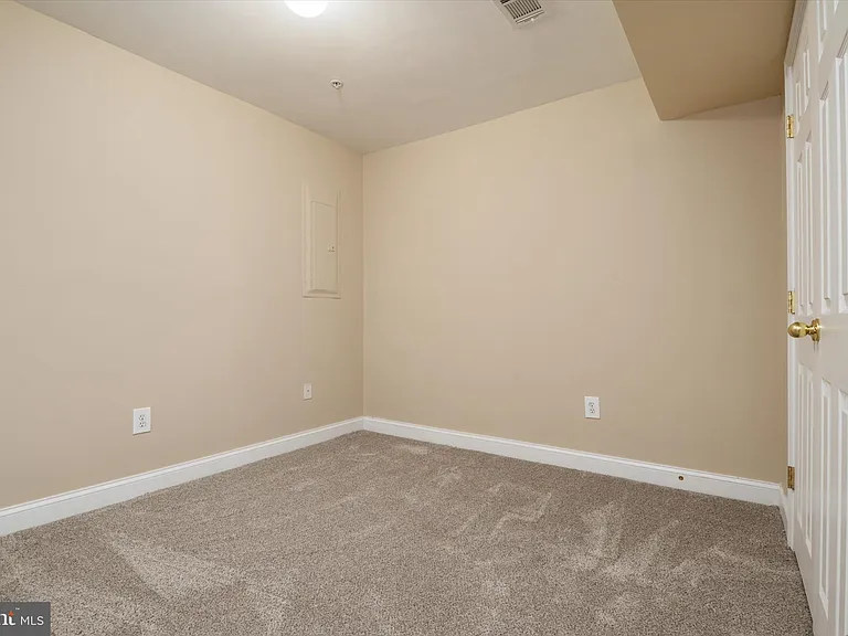 824 Stonehurst Ct — Photo 30
