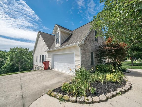 3rd image of 415 Emerald Chase Cir