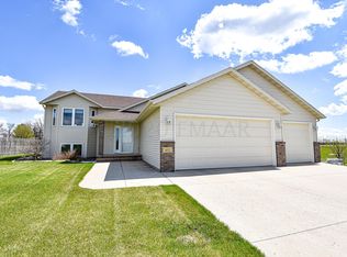 632 Hampton Dr E, Moorhead, MN 56560