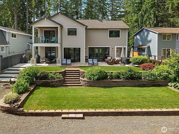 3rd image of 1061 E Ballantrae Drive