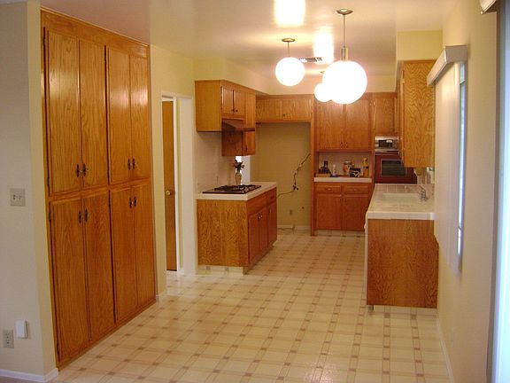 Kitchen w/Dining Area