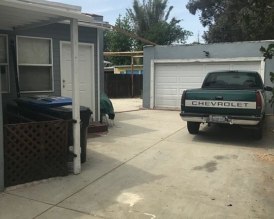 3rd image of 11675 Oxnard St