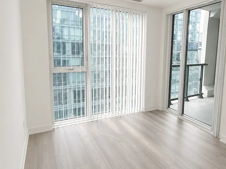 400 King St W #1020 — Photo 3