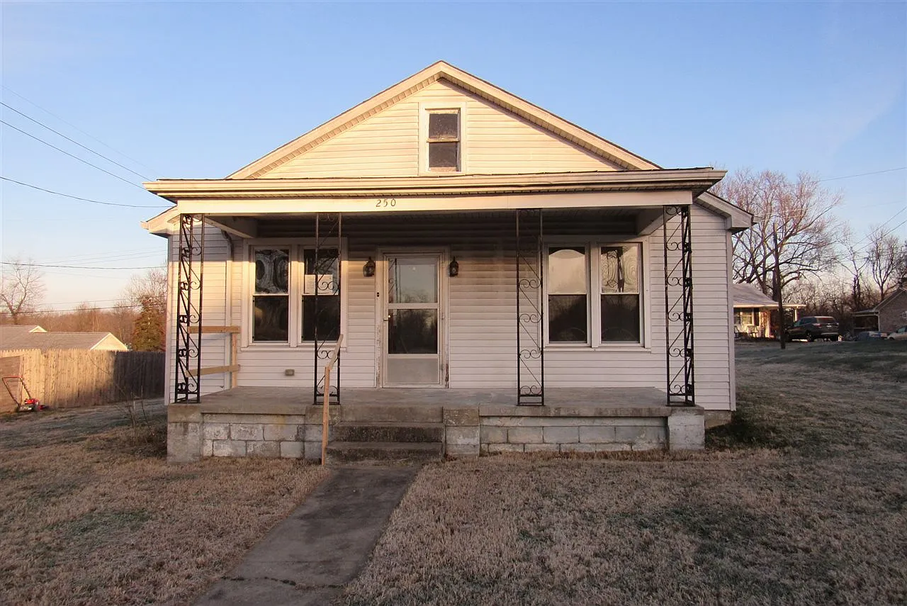 250 W Oak St photo 1