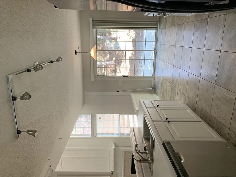 485 Chippenham Ct — Photo 8