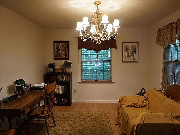 5th image of 724 Hampshire Cir