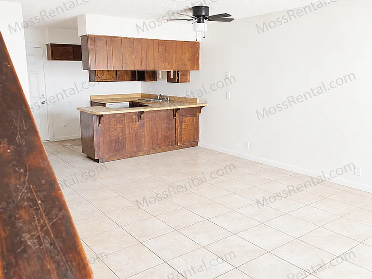 209 W Ash St — Photo 3