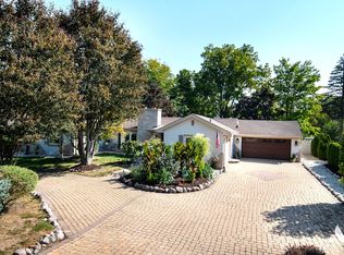 203 S Elmhurst Rd, Prospect Heights, IL 60070