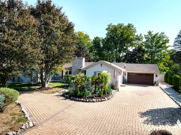 203 S Elmhurst Rd, Prospect Heights, IL 60070