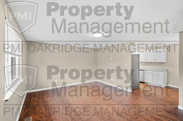 2 bed, 1.0 bath, 905 sqft, $1,200 — Photo 3