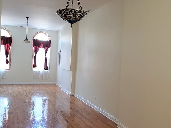 3rd image of 926 S Oakley Blvd #2