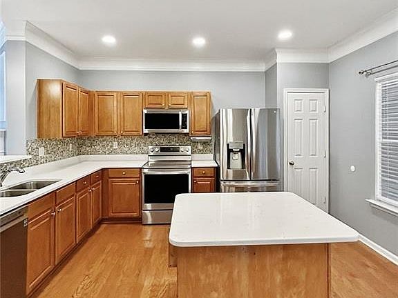 3rd image of 638 Providence Pl SW