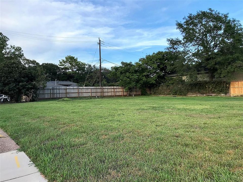Corner view of the lot at S Rice and Runnymeade