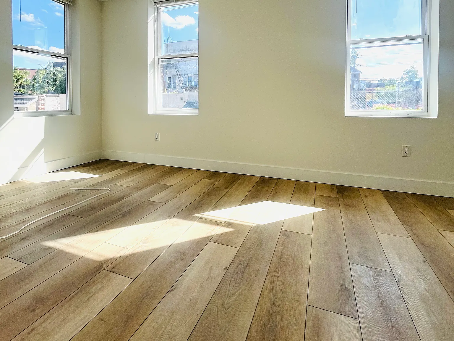 3 bed, 1200 sqft, $3,544 — Photo 3