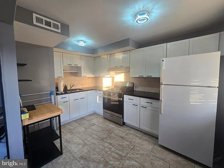 529 Foster St — Photo 8