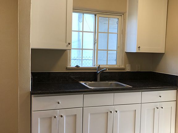 KITCHEN WITH GRANITE COUNTERTOP
