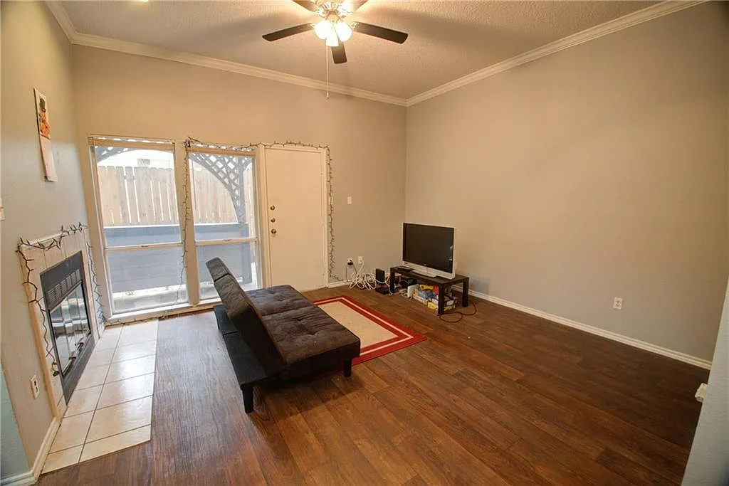 2 bed, 2.0 bath, 989 sqft, $1,875 — Photo 3