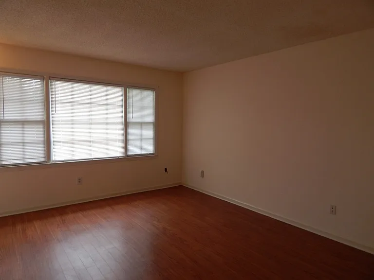 738 E Coventry Ln — Photo 4
