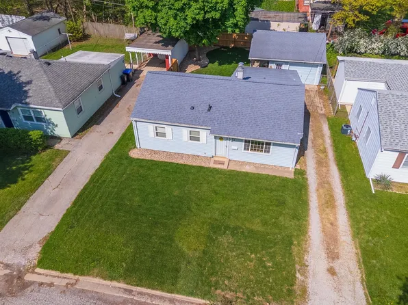 3 Wach Dr, Bloomington, IL 61701