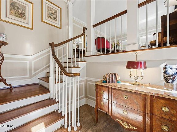 4th image of 520 Old Club Rd S