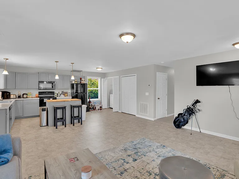 1016 Arlington St — Photo 3