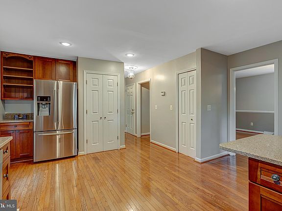 5th image of 302 Glasgow St