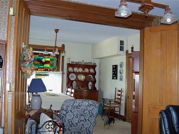 3rd image of 127 W Plum St