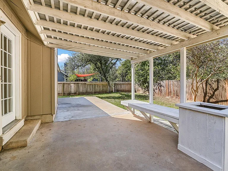 6808 Luckenbach Ln — Photo 20