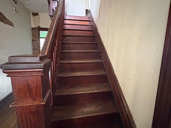 5th image of 426 E Craig St