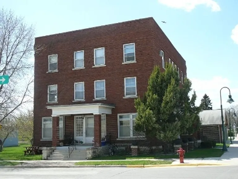 302 W Main St — Photo 1