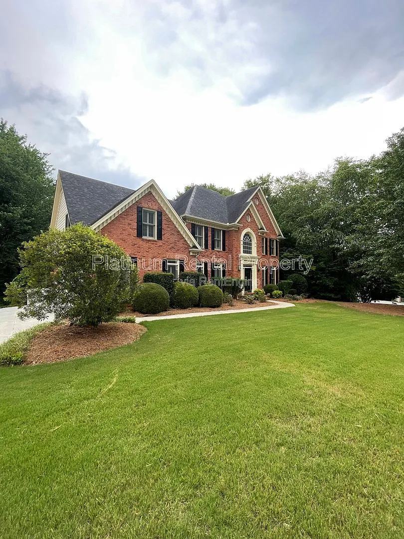 5 bed, 3.0 bath, 4540 sqft, $3,295 — Photo 3