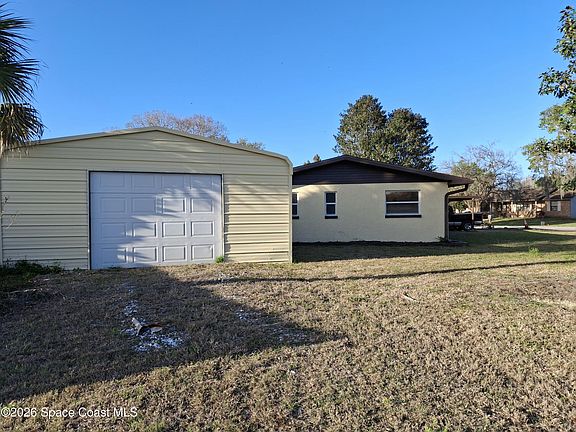 2nd image of 2028 Sabal Palm Dr