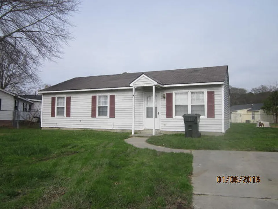 1809 E Trail Dr SE