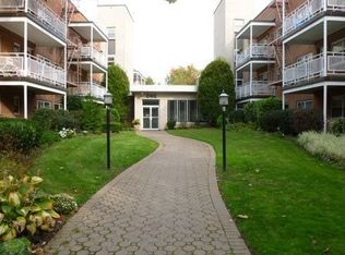 1 Wooleys Ln APT 1B, Great Neck, NY 11023