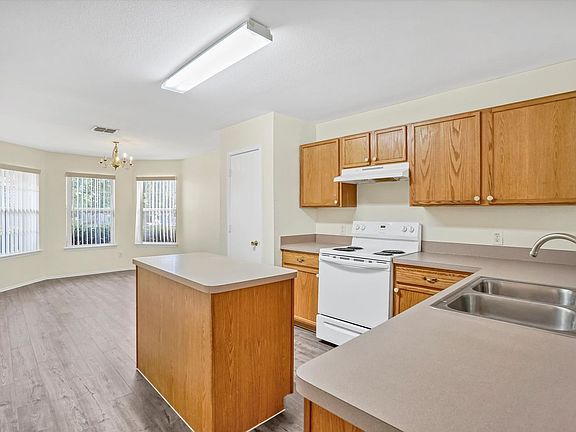 4th image of 1605 Crestwood Dr