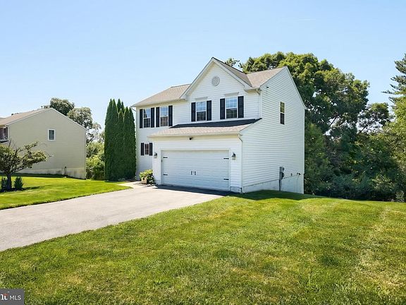 2nd image of 425 Lakeview Dr